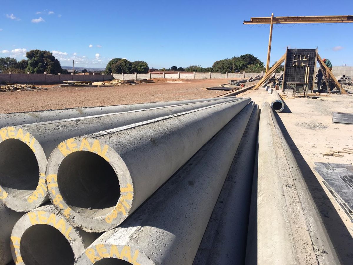 Postes de concreto identificados e rastreados, prontos para entrega