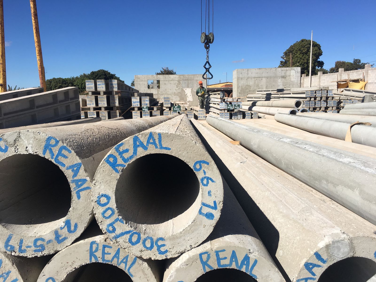 Linha de produção de postes de concreto pré-moldado da Reaal